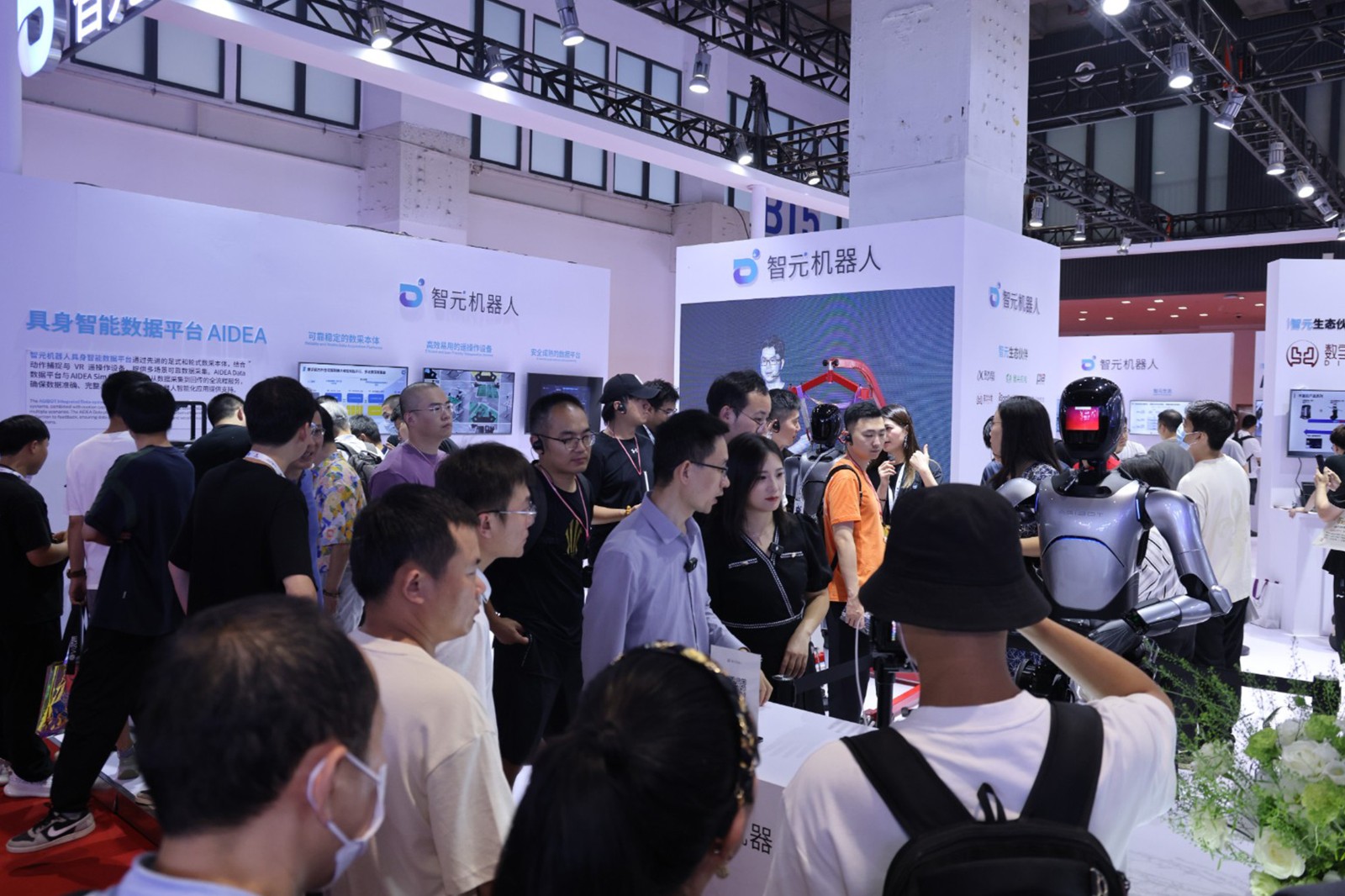 QM球盟会机器人亮相世界机器人大会WRC