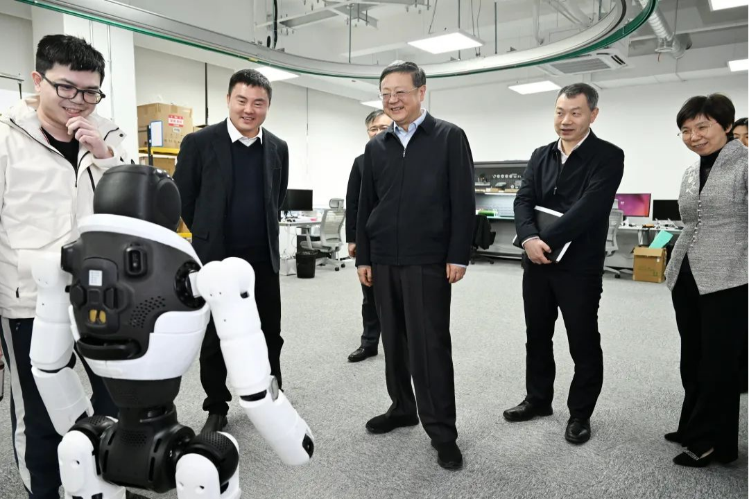 上海市委书记陈吉宁专题调研QM球盟会机器人